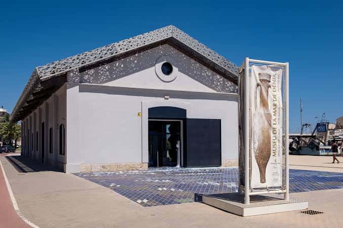 Fachada exterior del Museu de la Mar de Dénia con diseño arquitectónico moderno y señalización