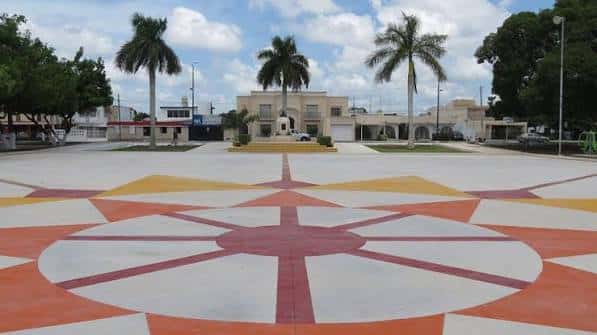 Vista panorámica del Parque de la Colonia Alemán con su distintivo piso de estrella multicolor y palmeras
