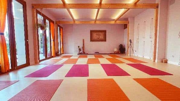 Sala de yoga con suelo a cuadros y esterillas de colores