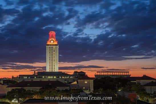 UT Tower iluminado al atardecer con cielo dramático