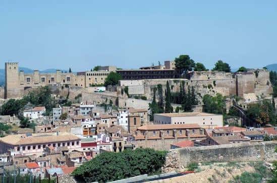 Vista panorámica del Castillo de San Juan en Tortosa sobre la ciudad