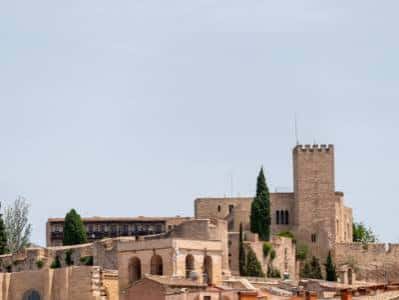 Detalle de la torre y murallas del Castillo de San Juan