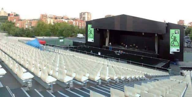 Vista general del escenario al aire libre con gradas de asientos blancos