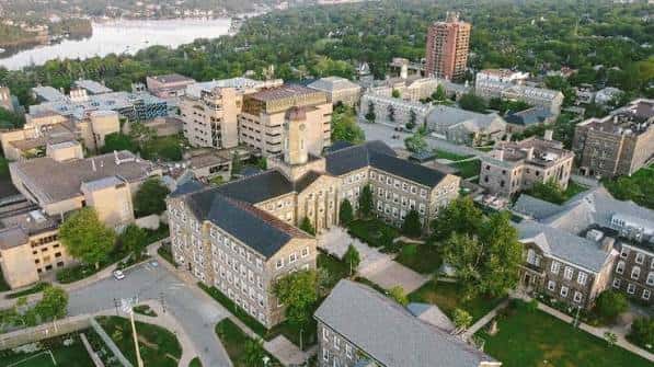 Vista aérea panorámica del campus de Dalhousie University con edificios históricos y el océano al fondo