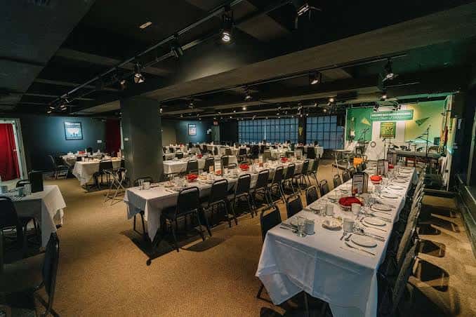 Sala de eventos del Grafton Street Dinner Theatre con mesas dispuestas para cena