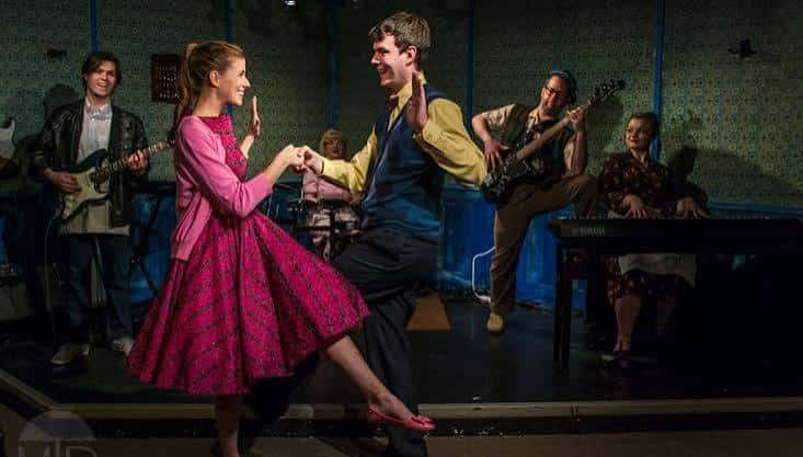 Escenario con actuación musical y baile en vivo