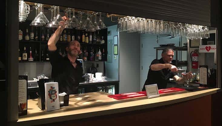 Bar del teatro con camareros sirviendo bebidas