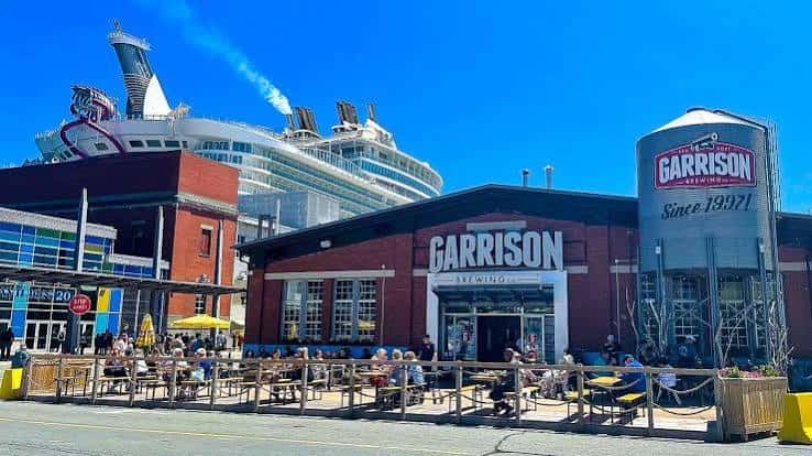 Vista exterior del Garrison Brewing Company con un crucero en el puerto de Halifax
