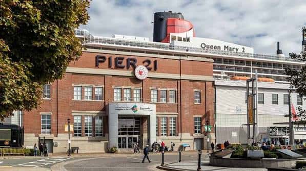 Fachada del museo con el transatlántico Queen Mary 2 al fondo