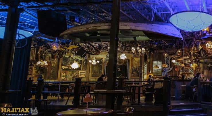 Interior del Marquee Ballroom con decoración temática náutica y ambiente acogedor