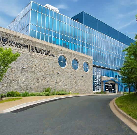 Vista exterior del Beaty Centre for Marine Biodiversity con fachada de vidrio y piedra