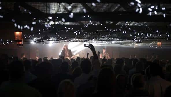 Concierto en vivo en el interior del Shore Club con público y luces de escenario