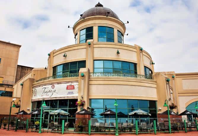 Vista exterior del Casino Nova Scotia en Halifax durante el día, mostrando su arquitectura distintiva con cúpula y terraza