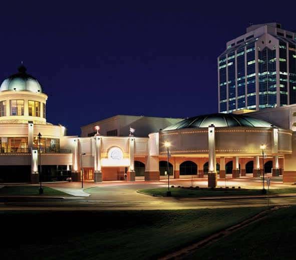 Vista nocturna del Casino Nova Scotia iluminado, destacando su fachada y entorno urbano