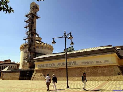 Vista exterior de la Biblioteca Municipal de los Depósitos del Sol con su torre característica