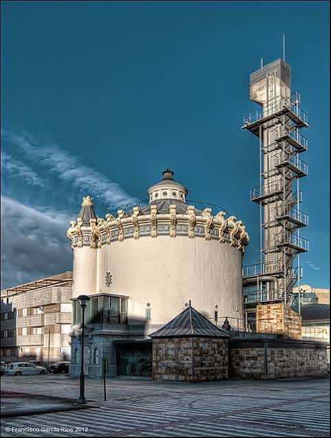 Fachada principal de los Depósitos del Sol con la torre de agua y el edificio circular