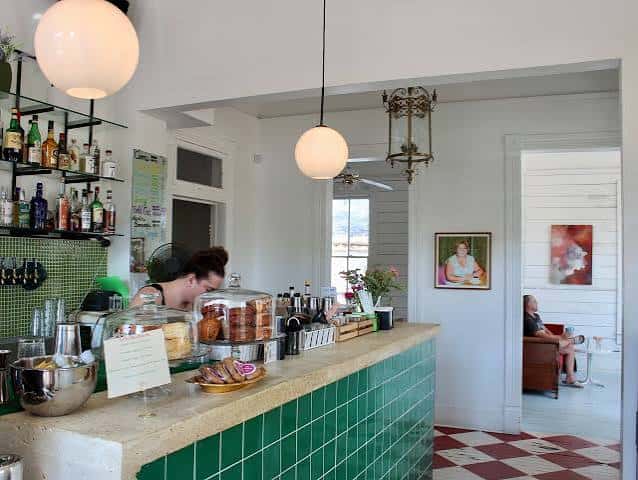 Interior del bar con azulejos verdes y ambiente acogedor