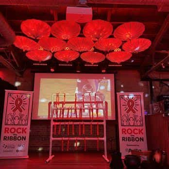 Escenario del local decorado con linternas rojas para un evento