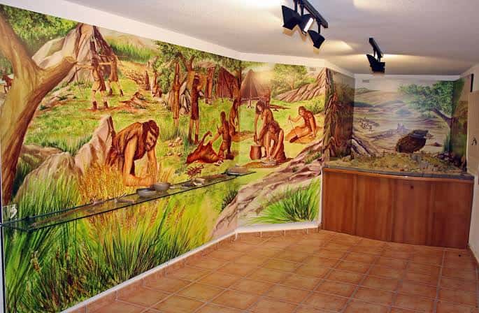 Mural interior que representa la vida cotidiana de las comunidades prehistóricas