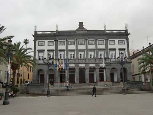 Vista frontal de la Casa Consistorial de Las Palmas con fachada neoclásica y palmeras