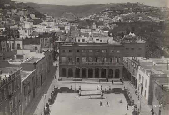 Vista histórica en blanco y negro de la Casa Consistorial desde una colina