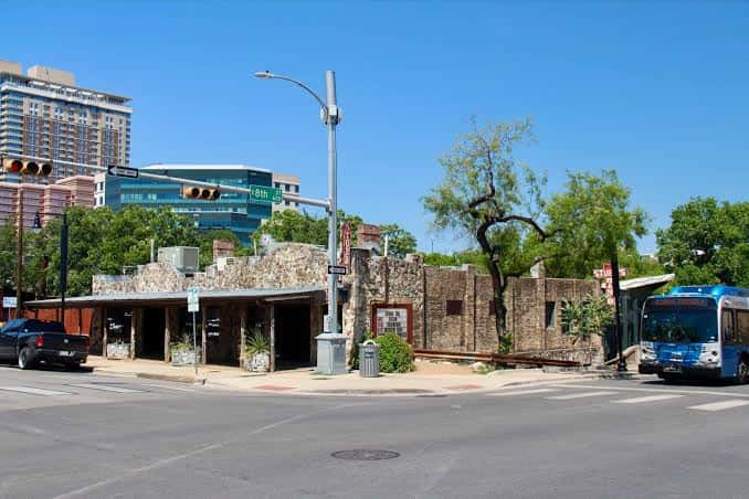 Vista exterior del edificio de Stubb's Bar-B-Q en la esquina de la calle
