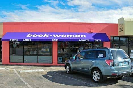 Vista exterior de la librería BookWoman con su distintiva fachada rosa y toldo morado