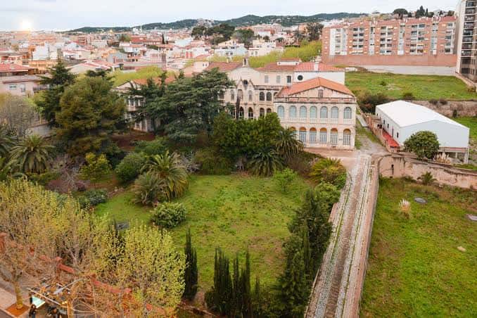 Vista aérea del complejo Llar Cabanellas mostrando el edificio principal y sus jardines