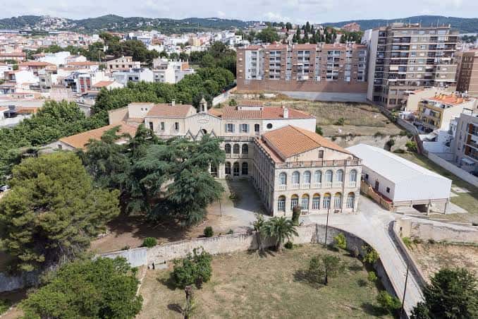 Vista panorámica del edificio histórico Llar Cabanellas en su entorno urbano