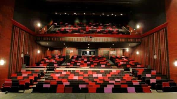 Interior del auditorio con butacas rojas y negras en disposición escalonada