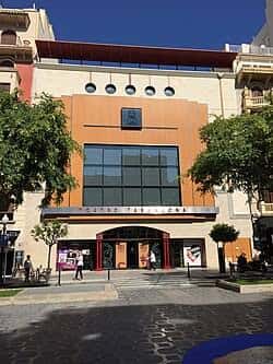 Fachada principal del Teatre Tarragona con entrada arqueada y letrero visible