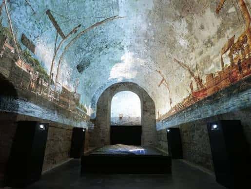 Interior de la Volta del Pallol con proyección de murales marítimos
