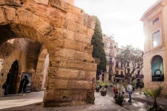 Vista del arco de entrada de la Volta del Pallol con visitantes