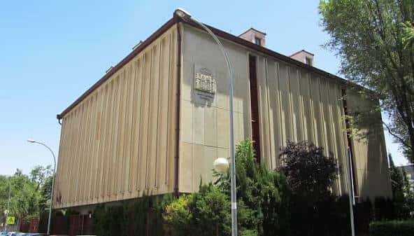 Fachada del edificio del Archivo Histórico Provincial con escudo y vegetación alrededor