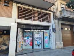 Vista exterior del edificio con cartel de inmobiliaria en Carrer Maragall, 17, Lleida