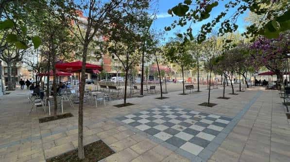 Vista general de la plaza con mesas y sillas al aire libre