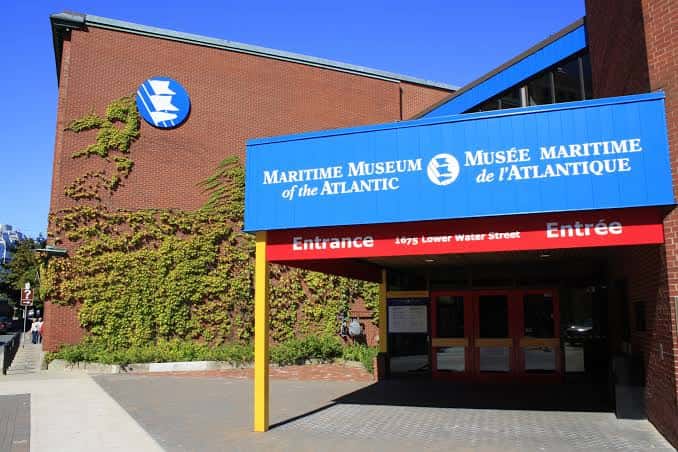 Fachada principal del Museo Marítimo del Atlántico con señalización bilingüe