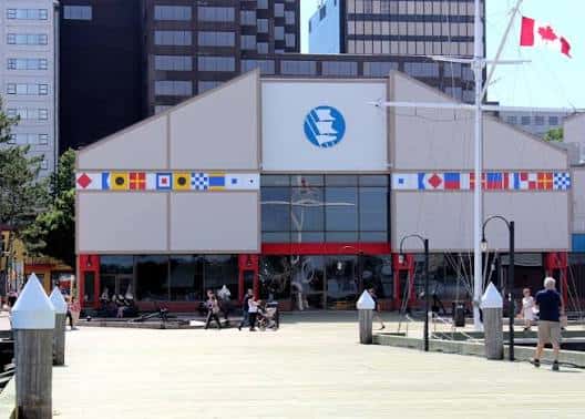 Vista exterior del museo desde el muelle con banderas náuticas