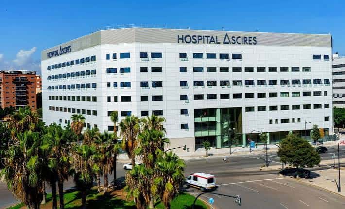 Vista aérea del Hospital Ascires en Valencia con fachada moderna y palmeras