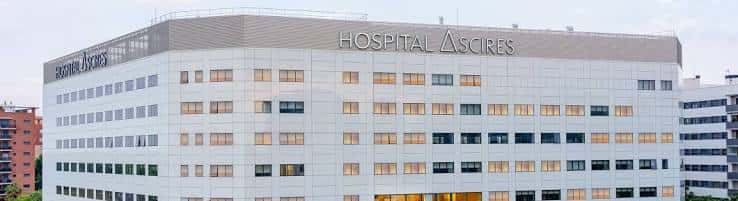 Fachada del Hospital Ascires al atardecer con iluminación interior visible