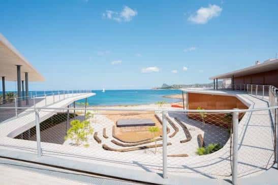 Vista panorámica del patio exterior del Auditorio Caló de s'Oli con el mar de fondo