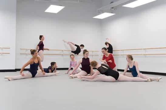 Clase de baile en Halifax Dance con bailarines estirando en el suelo