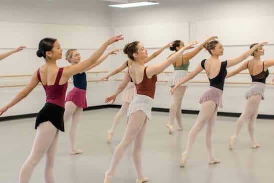 Bailarines de ballet en formación durante una clase en Halifax Dance