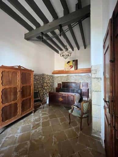 Habitación tradicional con vigas de madera y muebles antiguos