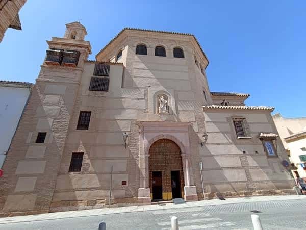 Fachada principal del Convento de Santa Eufemia con su imponente entrada y torre