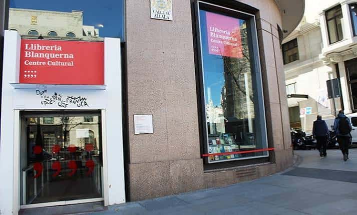 Fachada exterior de la Librería Blanquerna con letrero rojo y ventana de exhibición