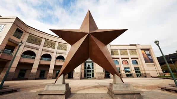 Fachada principal del museo con la escultura de la estrella