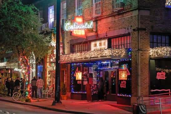 Fachada exterior del Continental Club en Austin con iluminación festiva