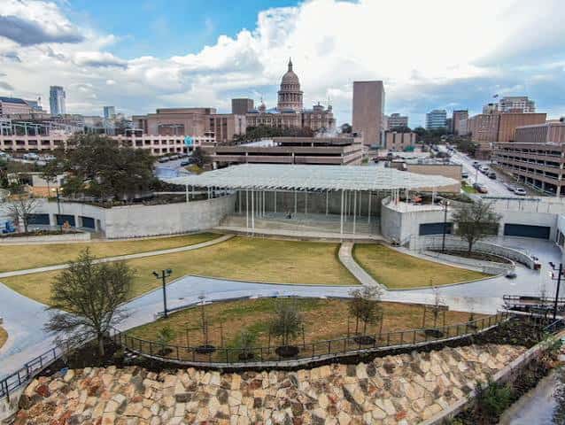 Vista aérea del Moody Amphitheater vacío, mostrando su diseño arquitectónico y el entorno urbano de Austin