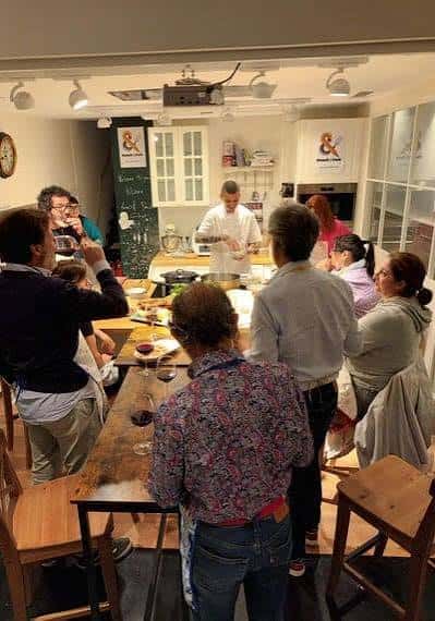 Clase de cocina en vivo con participantes y chef en A Coruña